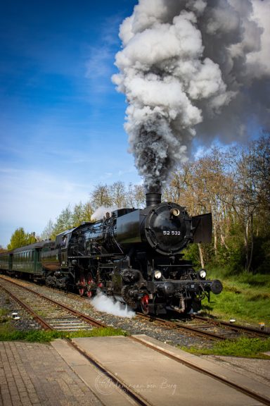 Stoomtrein, locomotief met stoom. Strakblauwe lucht. Miljoenenlijn in zuid Limburg. Vertrek van de Stoomtrein.